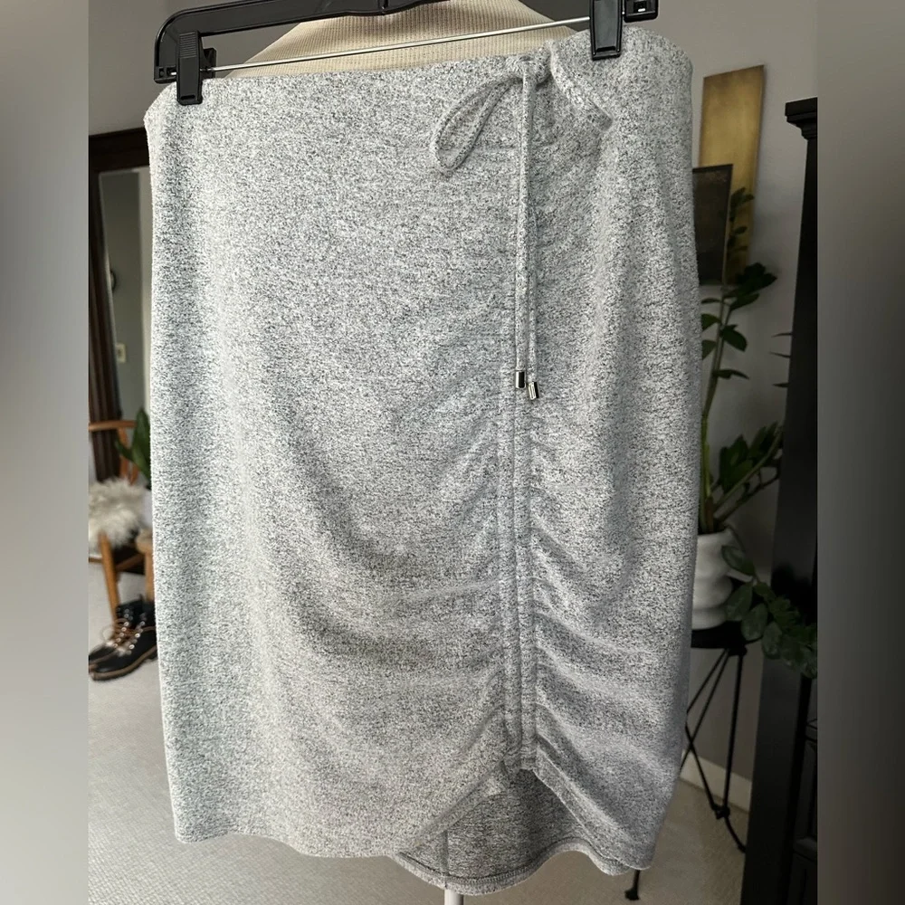 White House Black Market gray ruched skirt, size large - Picture 6 of 13